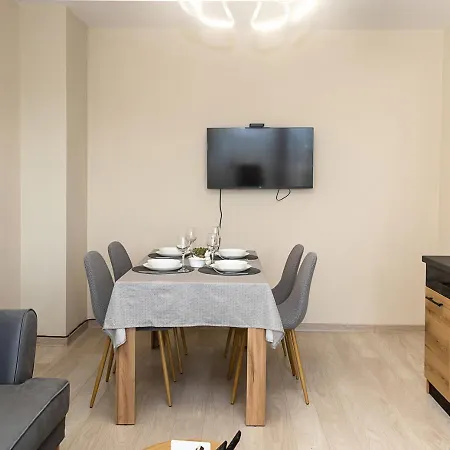 Bright One-bedroom Flat With Balcony I Quiet Area By Flat Mаnаger * فارنا