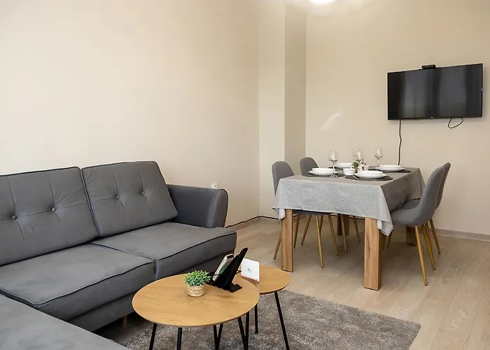 Bright One-bedroom Flat With Balcony I Quiet Area By Flat Mаnаger شقة فارنا